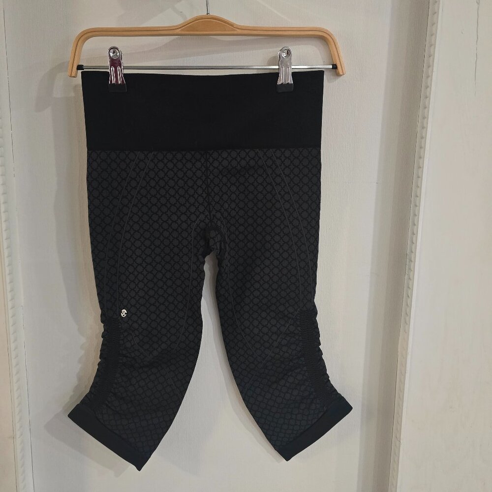 Lululemon In The Flow Crop II Size 4 Black Textured Seamless yoga workout